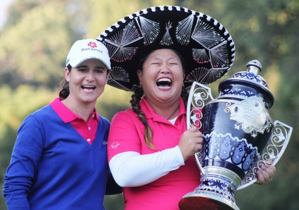 La ganadora, ... festeja junto a Lorena Ochoa. Foto: Indeporte Ciudad de México