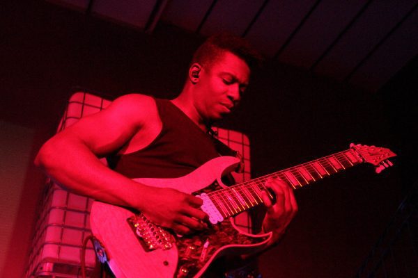 Tosin Abasi, guitarrista de Animals as Leaders durante su presentación en C3 Stage.