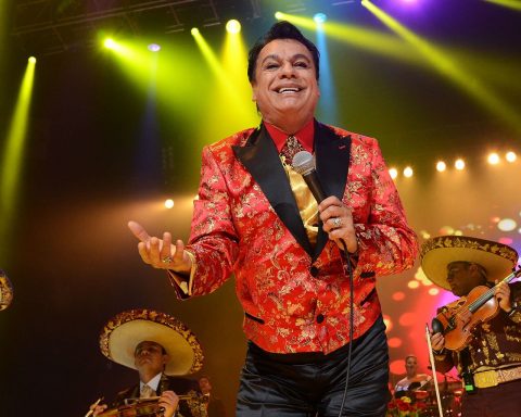 Juan Gabriel en vivo cantando, foto icónica del Divo de Juárez
