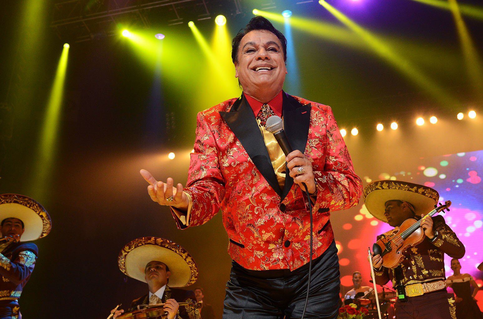 Juan Gabriel en vivo cantando, foto icónica del Divo de Juárez